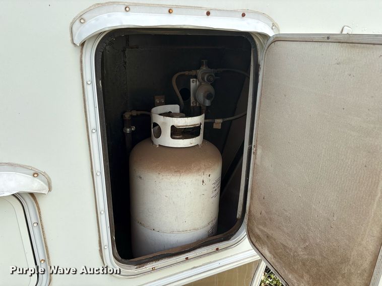 image for item EF3113 2004 Maxum camper