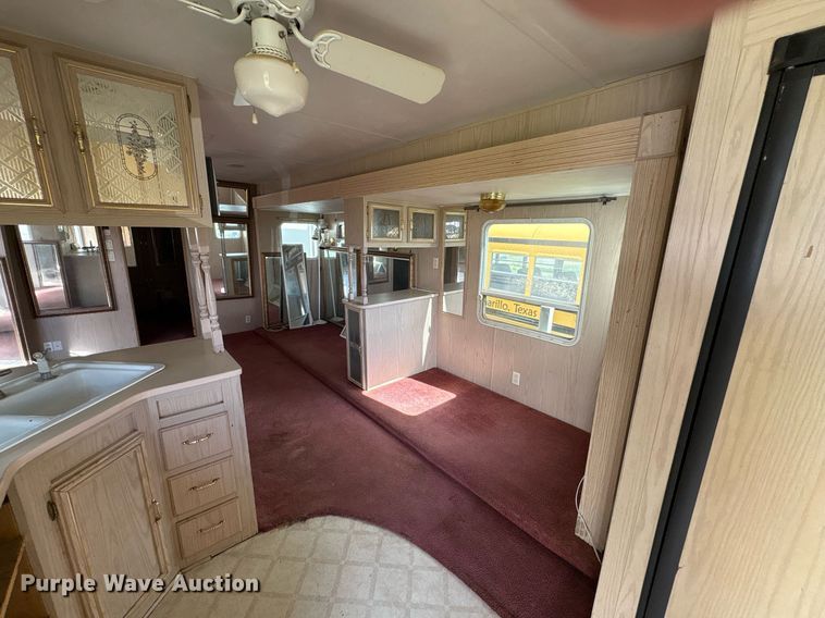 image for item EF3113 2004 Maxum camper