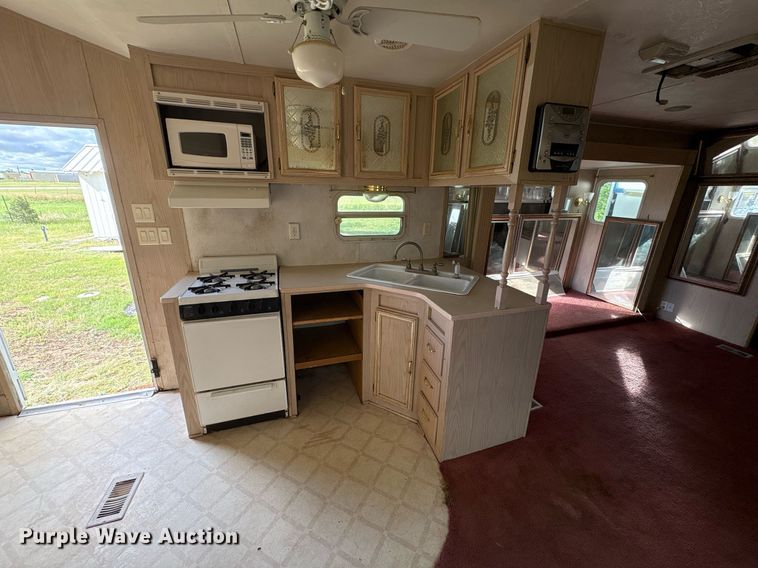 image for item EF3113 2004 Maxum camper