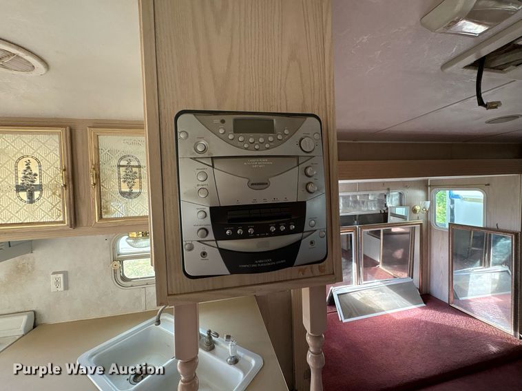 image for item EF3113 2004 Maxum camper