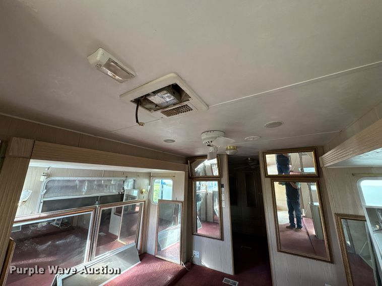 image for item EF3113 2004 Maxum camper