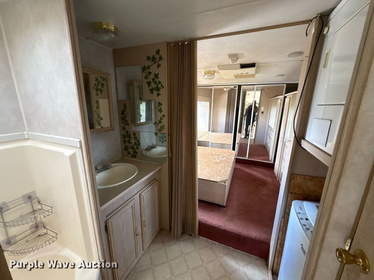 image for item EF3113 2004 Maxum camper