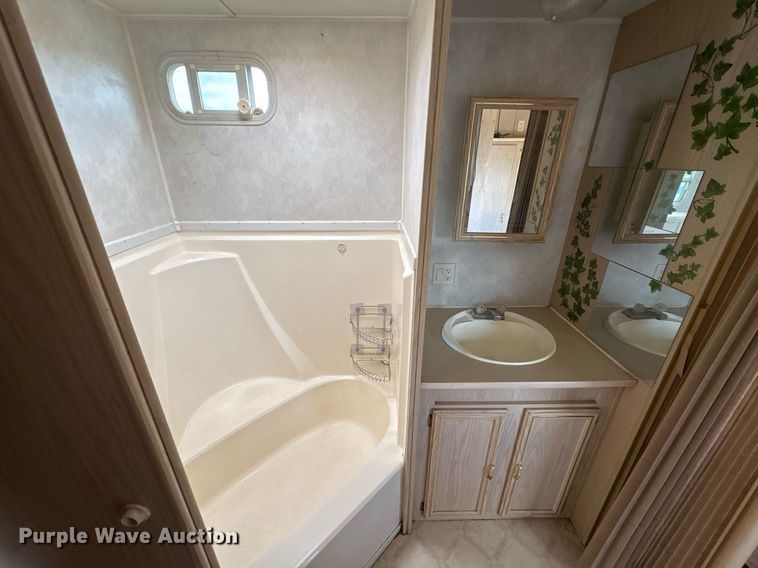 image for item EF3113 2004 Maxum camper