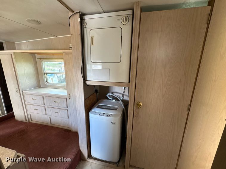 image for item EF3113 2004 Maxum camper