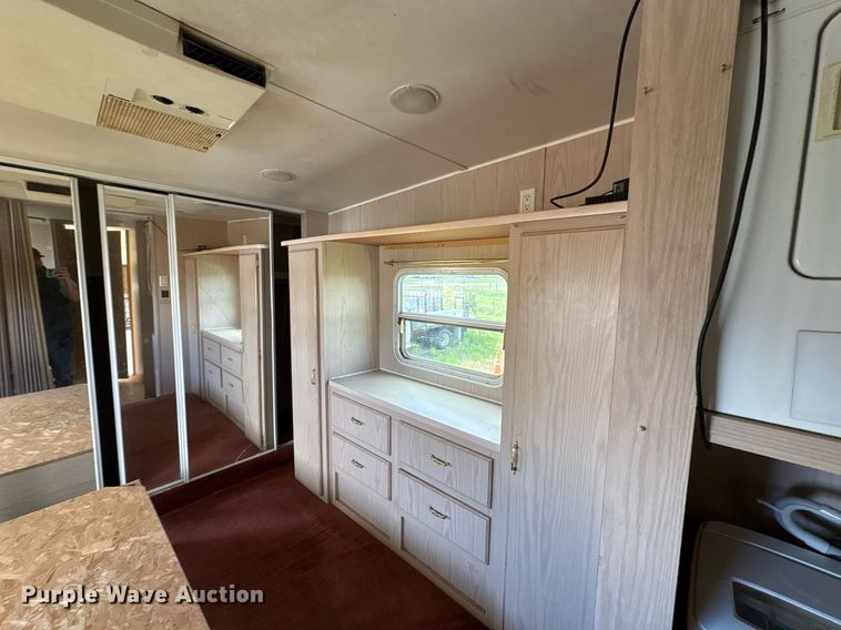 image for item EF3113 2004 Maxum camper