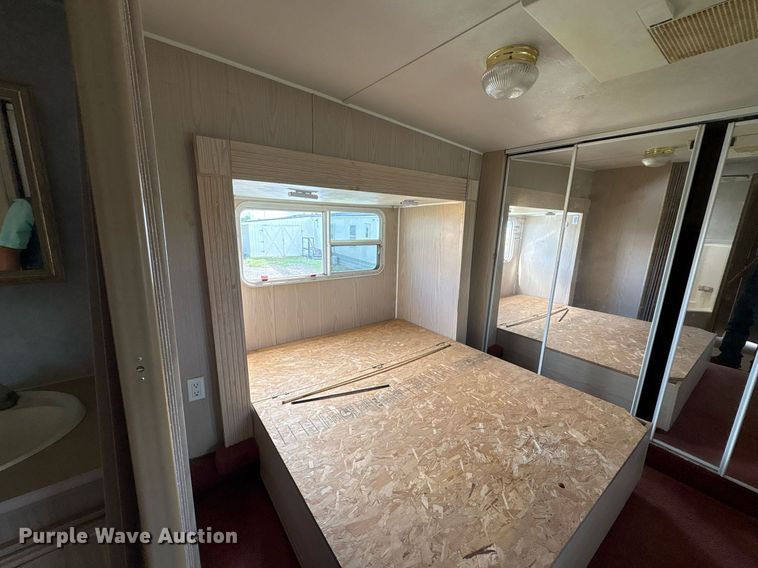 image for item EF3113 2004 Maxum camper