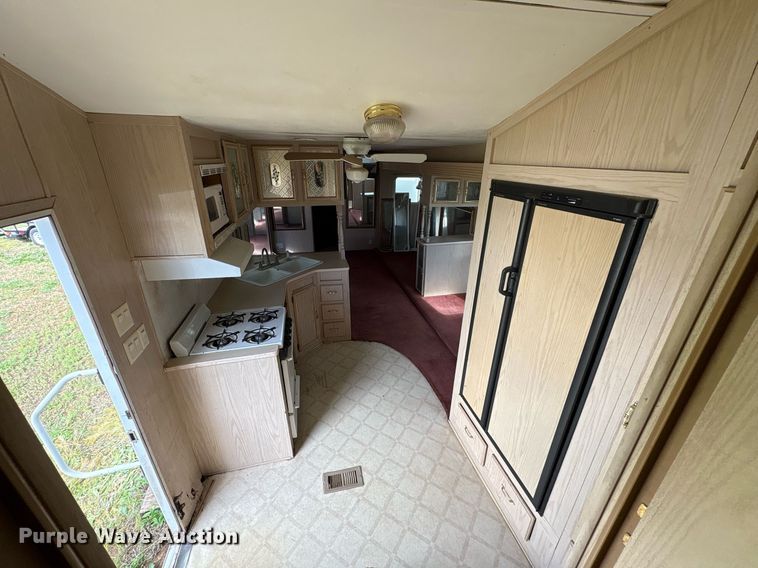 image for item EF3113 2004 Maxum camper