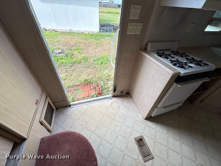 image for item EF3113 2004 Maxum camper