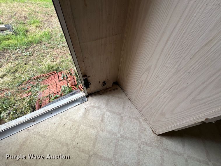 image for item EF3113 2004 Maxum camper