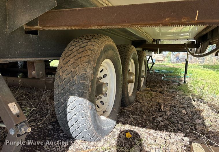 image for item EF3113 2004 Maxum camper