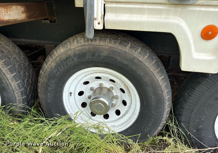 image for item EF3113 2004 Maxum camper