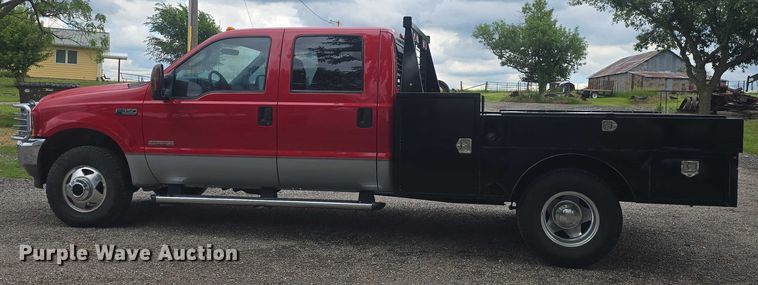 image for item EF3530 2004 Ford F350 Super Duty XLT Crew Cab flatbed pickup truck