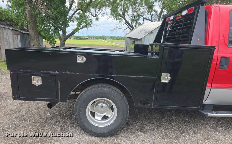 image for item EF3530 2004 Ford F350 Super Duty XLT Crew Cab flatbed pickup truck