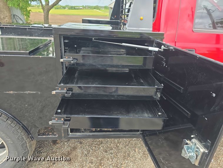 image for item EF3530 2004 Ford F350 Super Duty XLT Crew Cab flatbed pickup truck