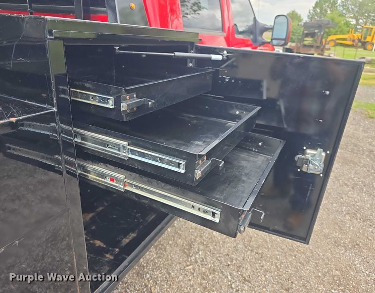 image for item EF3530 2004 Ford F350 Super Duty XLT Crew Cab flatbed pickup truck