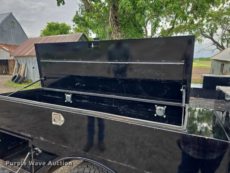 image for item EF3530 2004 Ford F350 Super Duty XLT Crew Cab flatbed pickup truck