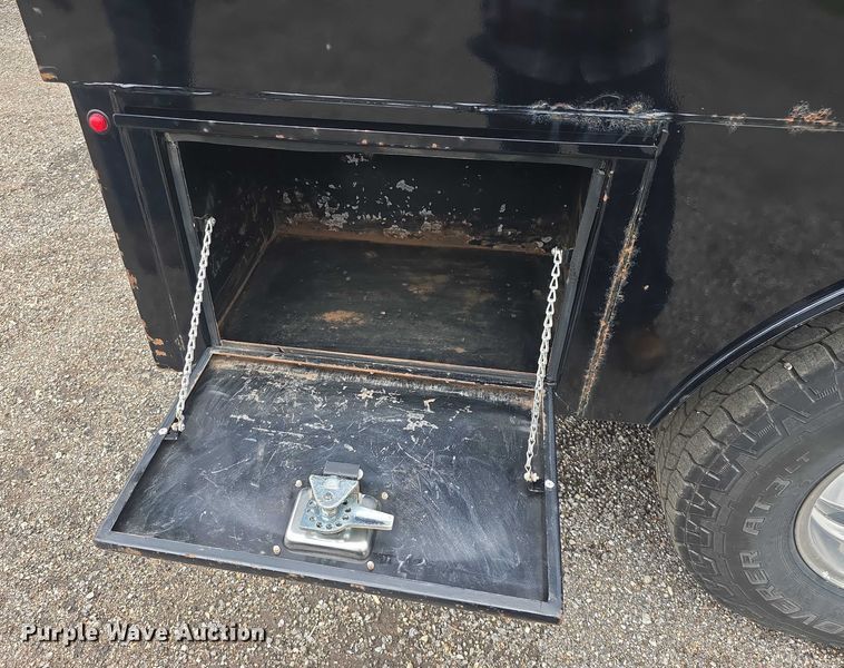 image for item EF3530 2004 Ford F350 Super Duty XLT Crew Cab flatbed pickup truck