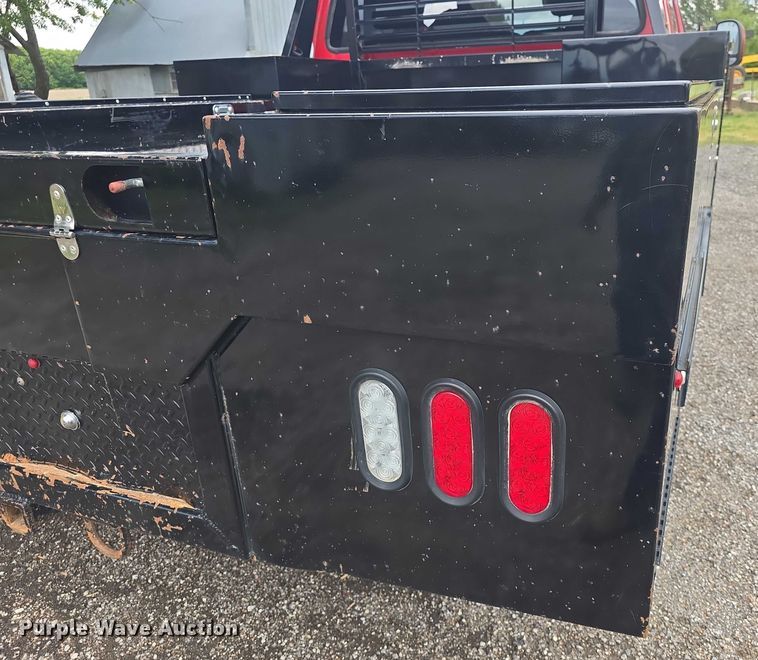 image for item EF3530 2004 Ford F350 Super Duty XLT Crew Cab flatbed pickup truck