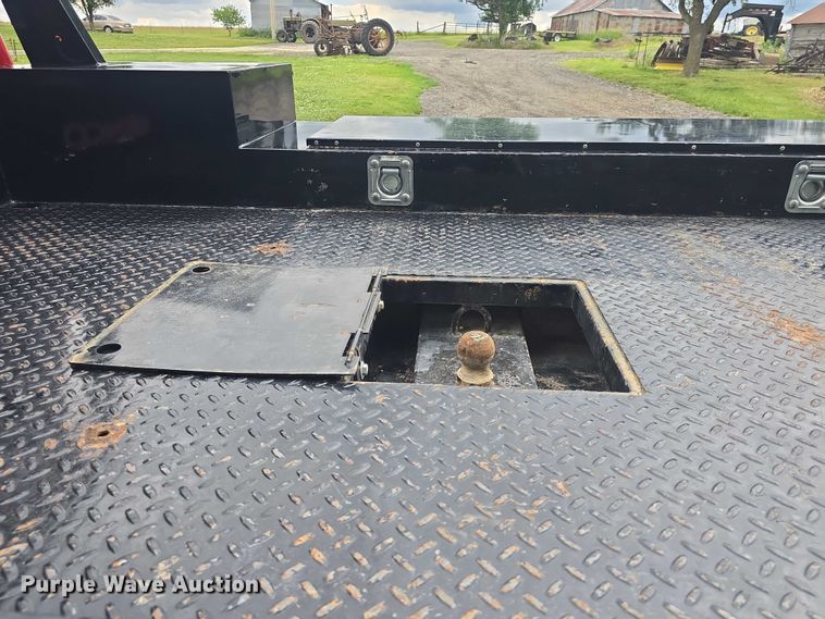 image for item EF3530 2004 Ford F350 Super Duty XLT Crew Cab flatbed pickup truck