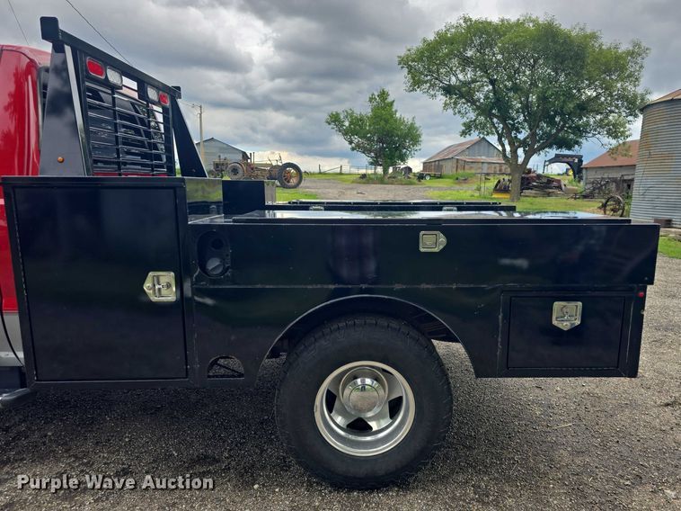 image for item EF3530 2004 Ford F350 Super Duty XLT Crew Cab flatbed pickup truck