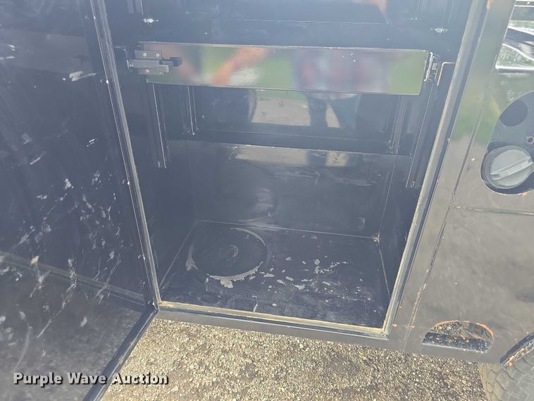 image for item EF3530 2004 Ford F350 Super Duty XLT Crew Cab flatbed pickup truck