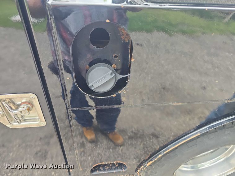 image for item EF3530 2004 Ford F350 Super Duty XLT Crew Cab flatbed pickup truck