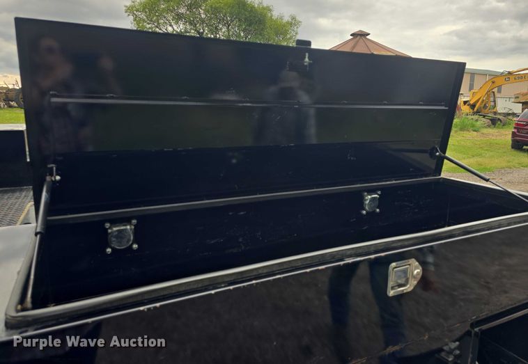 image for item EF3530 2004 Ford F350 Super Duty XLT Crew Cab flatbed pickup truck