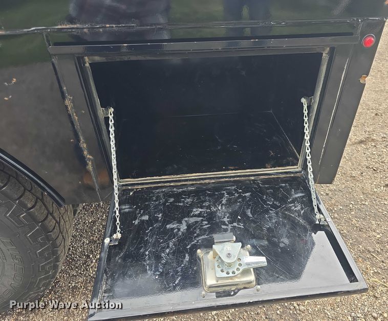 image for item EF3530 2004 Ford F350 Super Duty XLT Crew Cab flatbed pickup truck