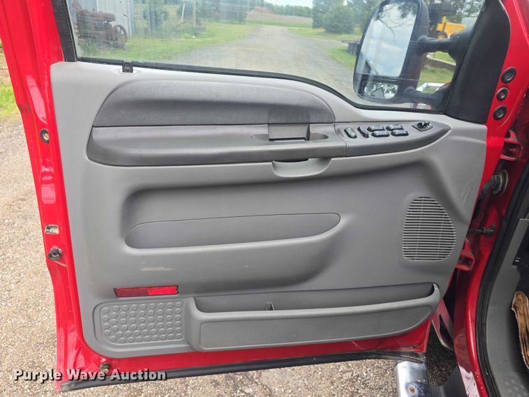 image for item EF3530 2004 Ford F350 Super Duty XLT Crew Cab flatbed pickup truck