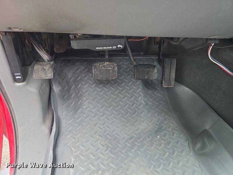 image for item EF3530 2004 Ford F350 Super Duty XLT Crew Cab flatbed pickup truck