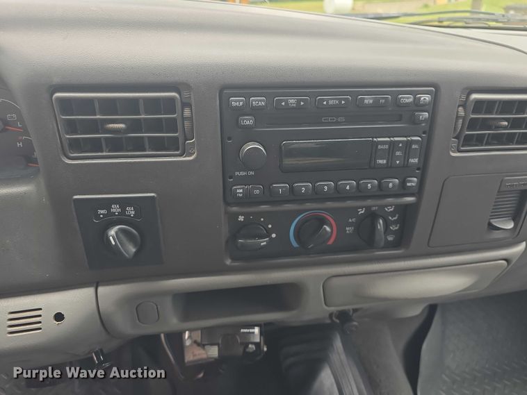 image for item EF3530 2004 Ford F350 Super Duty XLT Crew Cab flatbed pickup truck