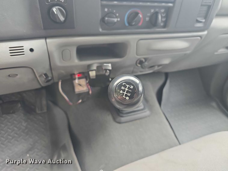 image for item EF3530 2004 Ford F350 Super Duty XLT Crew Cab flatbed pickup truck