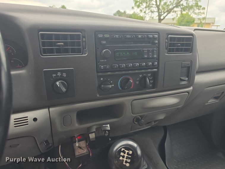 image for item EF3530 2004 Ford F350 Super Duty XLT Crew Cab flatbed pickup truck