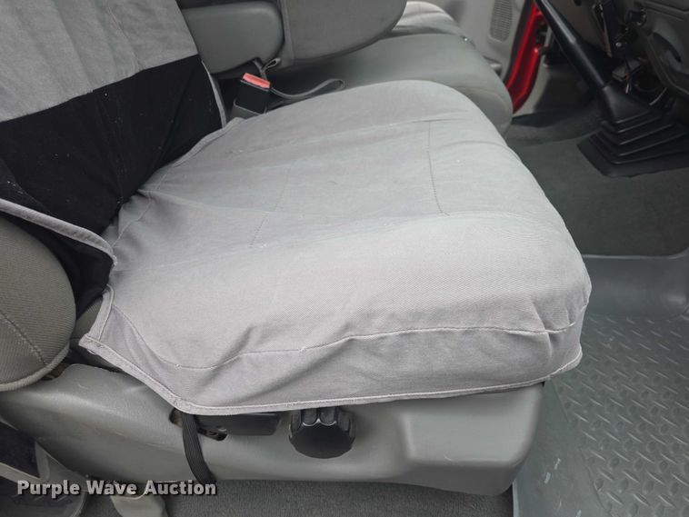 image for item EF3530 2004 Ford F350 Super Duty XLT Crew Cab flatbed pickup truck