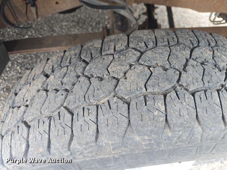 image for item EF3530 2004 Ford F350 Super Duty XLT Crew Cab flatbed pickup truck