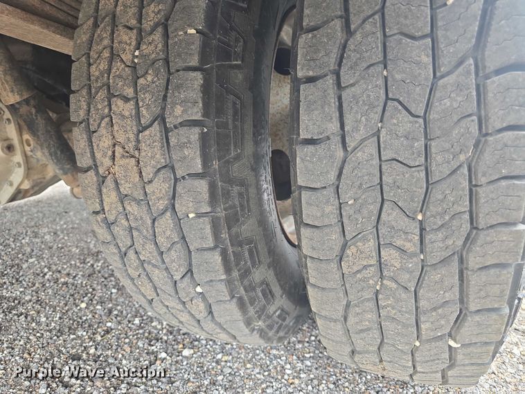 image for item EF3530 2004 Ford F350 Super Duty XLT Crew Cab flatbed pickup truck