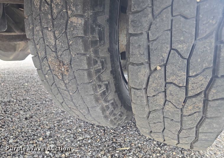 image for item EF3530 2004 Ford F350 Super Duty XLT Crew Cab flatbed pickup truck