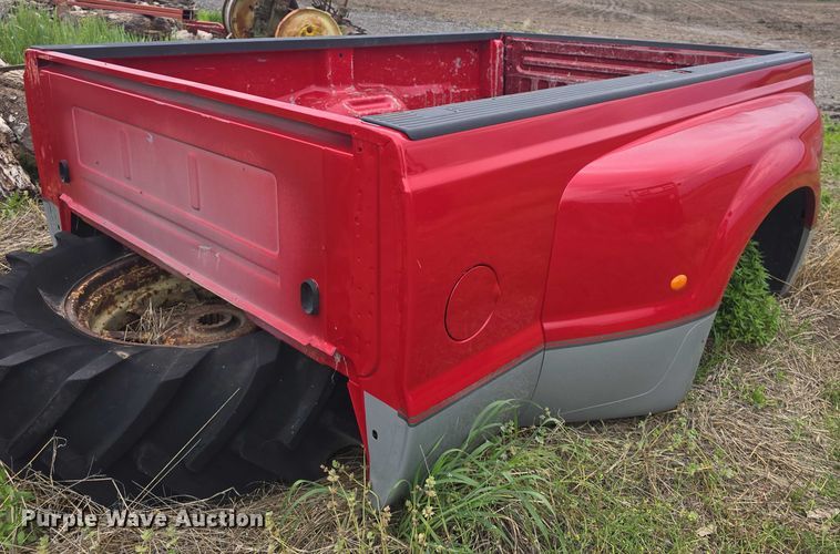 image for item EF3530 2004 Ford F350 Super Duty XLT Crew Cab flatbed pickup truck