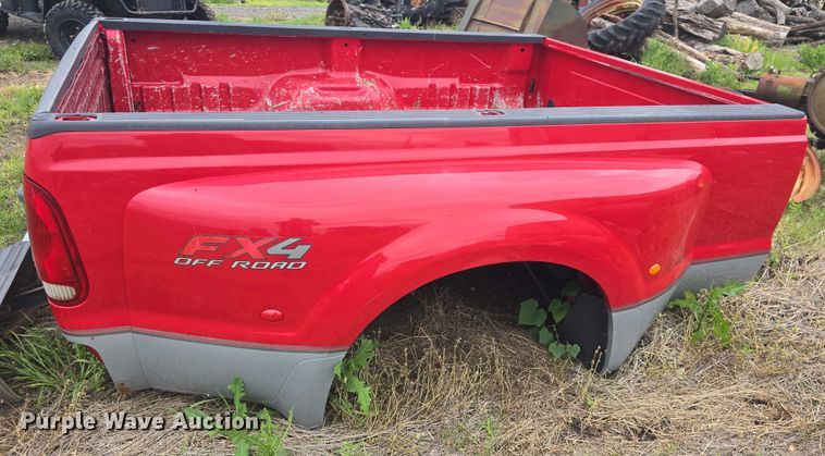 image for item EF3530 2004 Ford F350 Super Duty XLT Crew Cab flatbed pickup truck