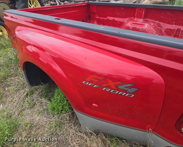 image for item EF3530 2004 Ford F350 Super Duty XLT Crew Cab flatbed pickup truck