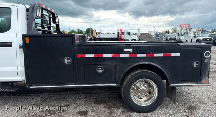 image for item EG5831 2019 Ford F550 Super Duty Crew Cab flatbed truck