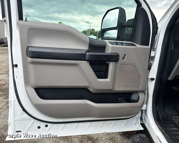 image for item EG5831 2019 Ford F550 Super Duty Crew Cab flatbed truck