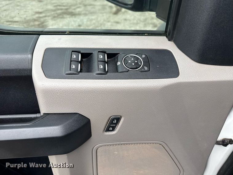 image for item EG5831 2019 Ford F550 Super Duty Crew Cab flatbed truck