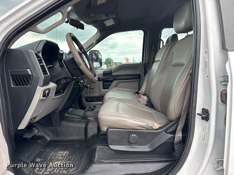 image for item EG5831 2019 Ford F550 Super Duty Crew Cab flatbed truck