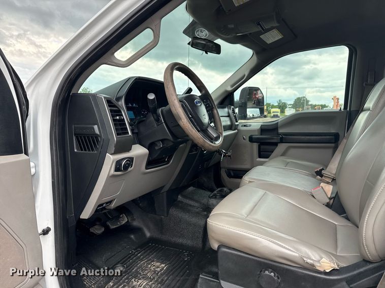 image for item EG5831 2019 Ford F550 Super Duty Crew Cab flatbed truck