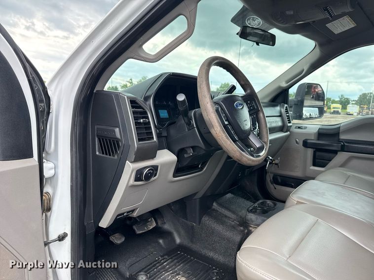 image for item EG5831 2019 Ford F550 Super Duty Crew Cab flatbed truck