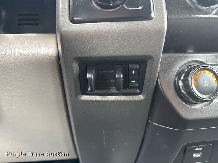 image for item EG5831 2019 Ford F550 Super Duty Crew Cab flatbed truck