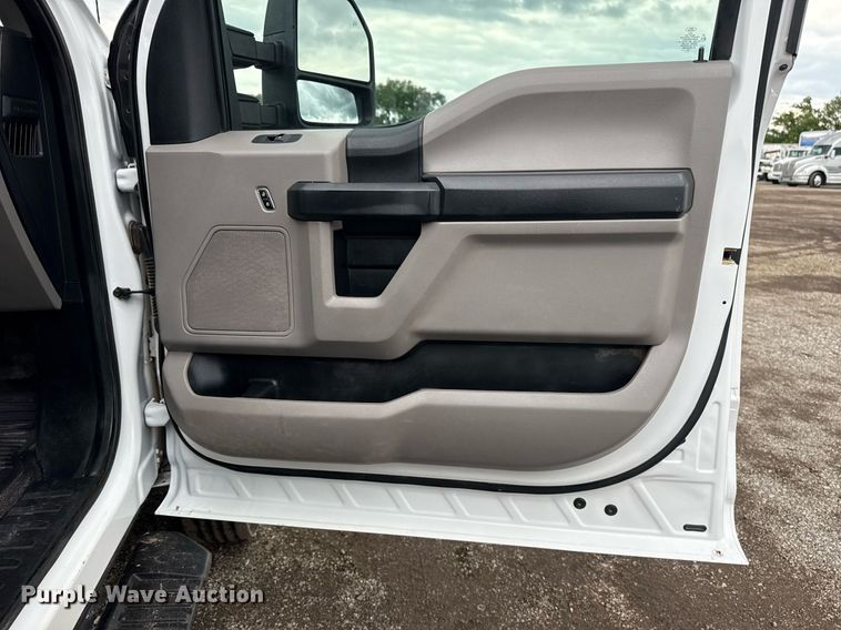 image for item EG5831 2019 Ford F550 Super Duty Crew Cab flatbed truck