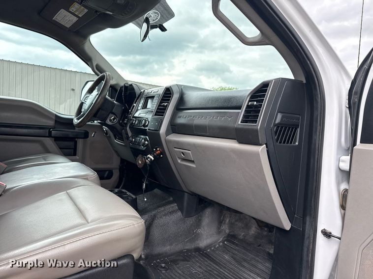 image for item EG5831 2019 Ford F550 Super Duty Crew Cab flatbed truck