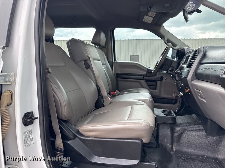 image for item EG5831 2019 Ford F550 Super Duty Crew Cab flatbed truck